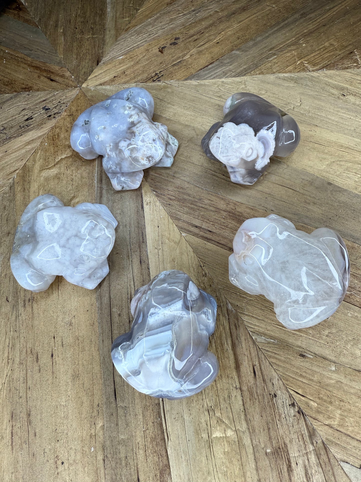 Flower Agate Frog Carvings